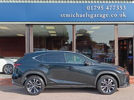 Lexus NX 300H 10
