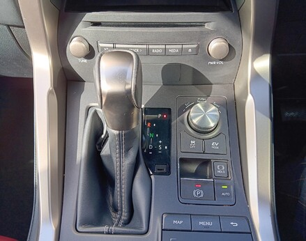 Lexus NX 300H 32