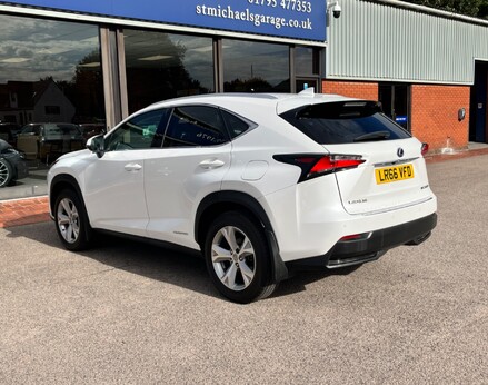 Lexus NX 300H PREMIER 9