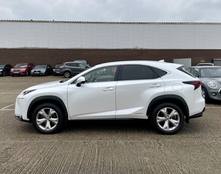 Lexus NX 300H PREMIER 11