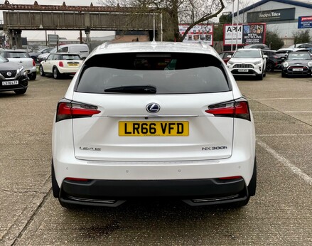 Lexus NX 300H PREMIER 6