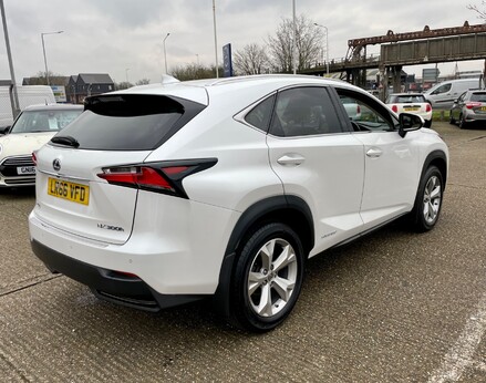 Lexus NX 300H PREMIER 8