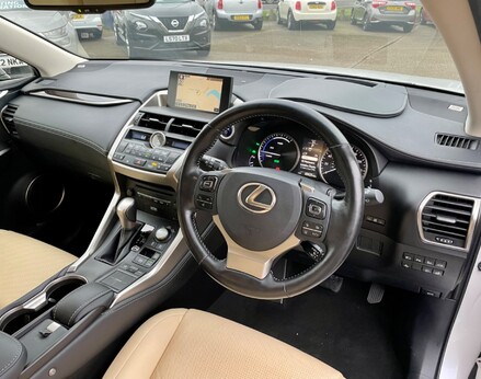 Lexus NX 300H PREMIER 17
