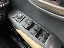 Lexus NX 300H PREMIER 57