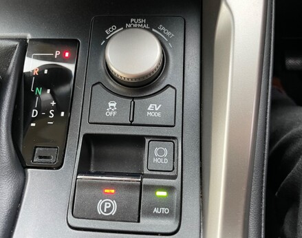 Lexus NX 300H PREMIER 47