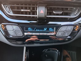 Toyota C-HR ORANGE EDITION 28