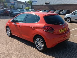 Peugeot 208 PURETECH ALLURE 8