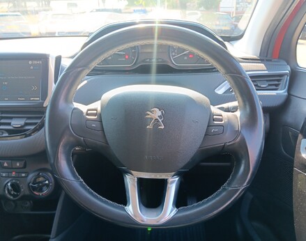 Peugeot 208 PURETECH ALLURE 19