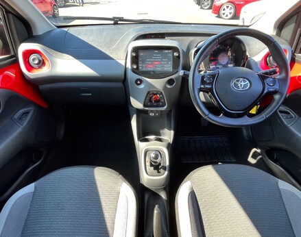 Toyota Aygo VVT-I X-TREND X-SHIFT TSS 2