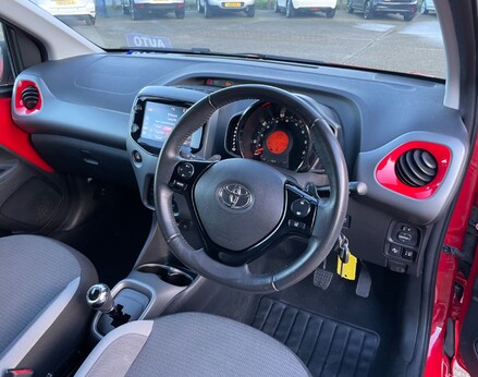 Toyota Aygo VVT-I X-TREND X-SHIFT TSS 16