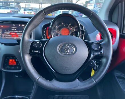 Toyota Aygo VVT-I X-TREND X-SHIFT TSS 18