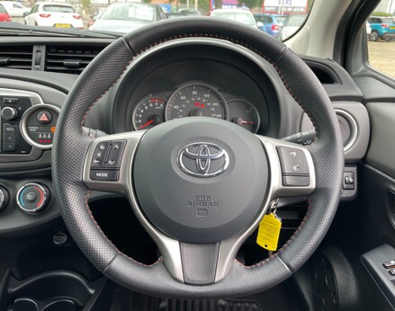 Toyota Yaris VVT-I SR 19