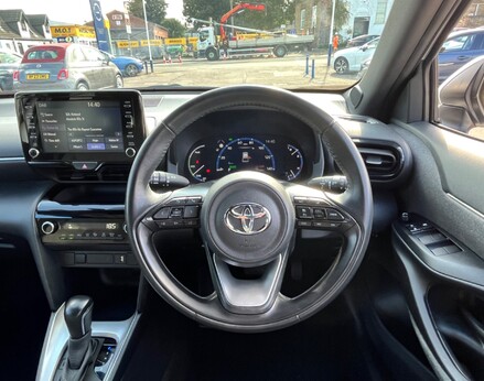 Toyota Yaris Cross DESIGN FHEV 19