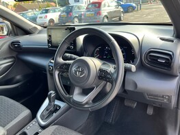 Toyota Yaris Cross DESIGN FHEV 18