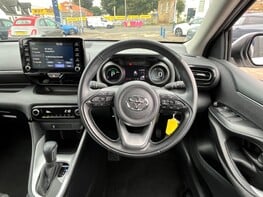 Toyota Yaris DESIGN FHEV 19