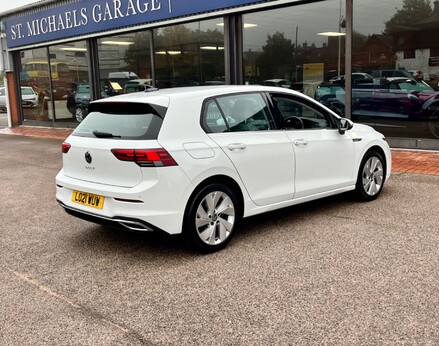 Volkswagen Golf STYLE TSI 8