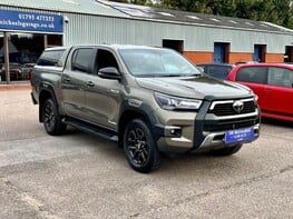 Toyota Hilux INVINCIBLE X 4WD D-4D DCB 4