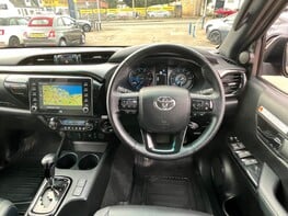 Toyota Hilux INVINCIBLE X 4WD D-4D DCB 19