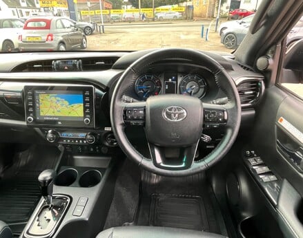 Toyota Hilux INVINCIBLE X 4WD D-4D DCB 19