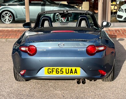 Mazda MX-5 SPORT 6