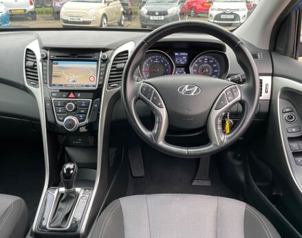 Hyundai i30 SE NAV 18