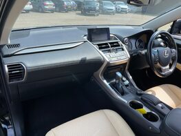 Lexus NX 300H LUXURY 29