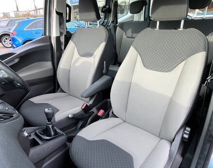 Ford Tourneo Courier ZETEC TDCI 46