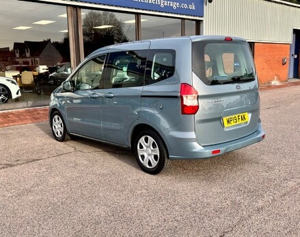 Ford Tourneo Courier ZETEC TDCI 11