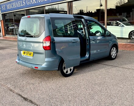 Ford Tourneo Courier ZETEC TDCI 9