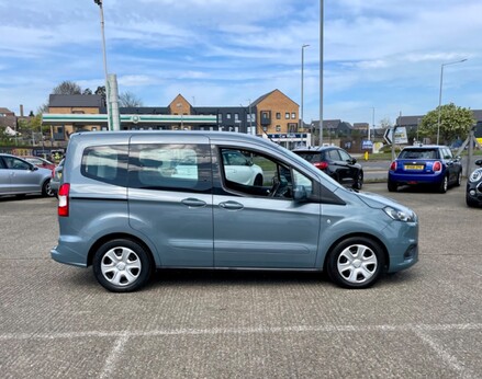 Ford Tourneo Courier ZETEC TDCI 10