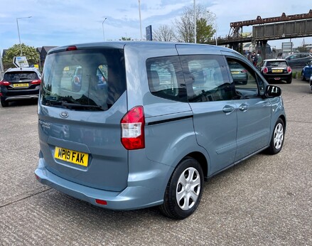 Ford Tourneo Courier ZETEC TDCI 8