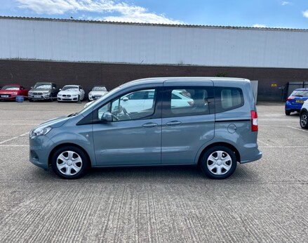 Ford Tourneo Courier ZETEC TDCI 11