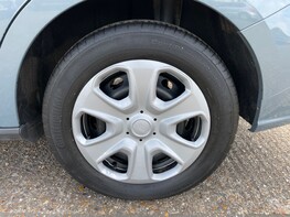 Ford Tourneo Courier ZETEC TDCI 13