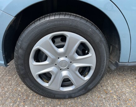 Ford Tourneo Courier ZETEC TDCI 14