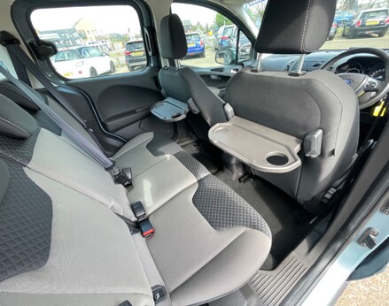 Ford Tourneo Courier ZETEC TDCI 47