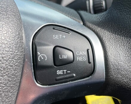 Ford Tourneo Courier ZETEC TDCI 37