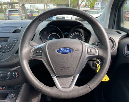 Ford Tourneo Courier ZETEC TDCI 19