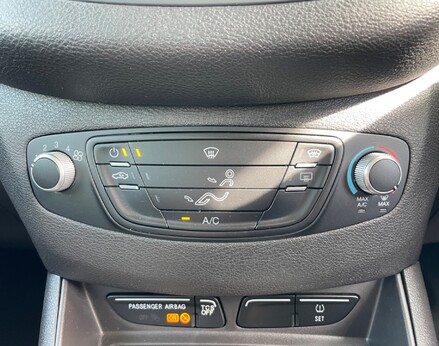 Ford Tourneo Courier ZETEC TDCI 32