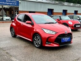 Toyota Yaris DESIGN FHEV 4