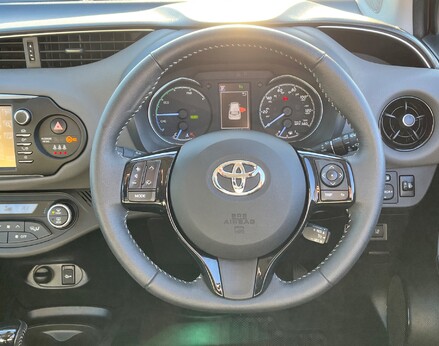 Toyota Yaris VVT-I ICON TECH 19