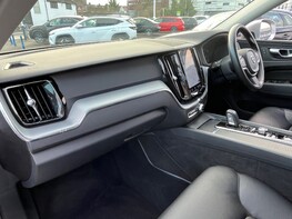 Volvo XC60 B4 MOMENTUM AWD 17