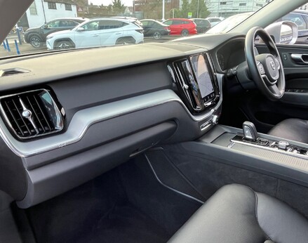 Volvo XC60 B4 MOMENTUM AWD 17