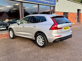 Volvo XC60 B4 MOMENTUM AWD 9