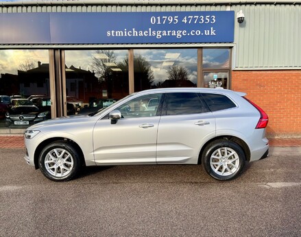 Volvo XC60 B4 MOMENTUM AWD 11