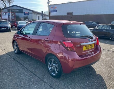 Toyota Yaris HYBRID ICON 9