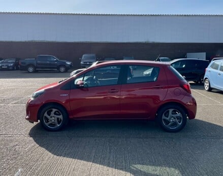 Toyota Yaris HYBRID ICON 11