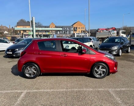 Toyota Yaris HYBRID ICON 10