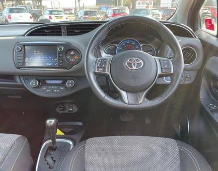 Toyota Yaris HYBRID ICON 18