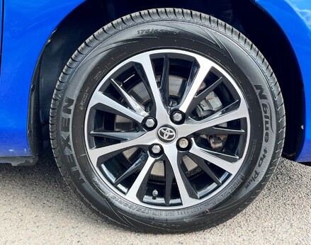 Toyota Yaris VVT-I ICON TECH 16