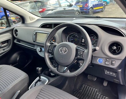 Toyota Yaris VVT-I ICON TECH 18